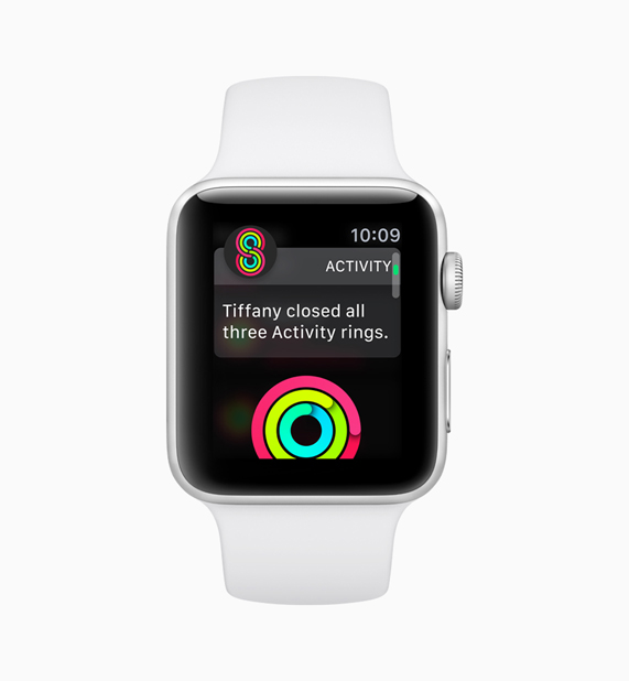Aktivite yarışması yazılımını gösteren beyaz Apple Watch