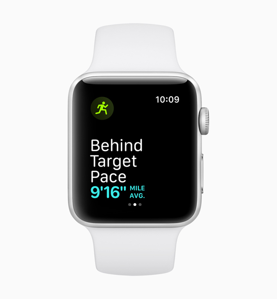 Behind target mile pace özelliğini gösteren beyaz Apple Watch