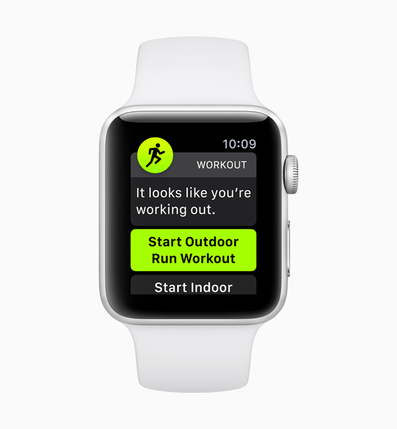 Başlatılan yeni otomatik antrenman algılama özelliğini gösteren beyaz Apple Watch 