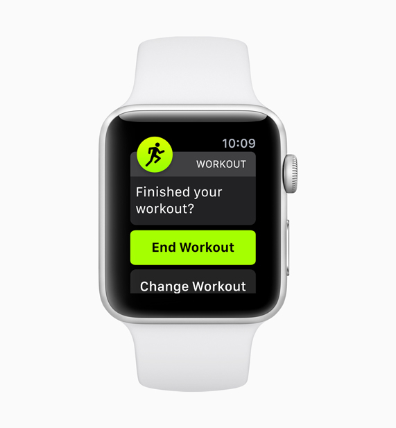 Bitirilen yeni otomatik antrenman algılama özelliğini gösteren beyaz Apple Watch