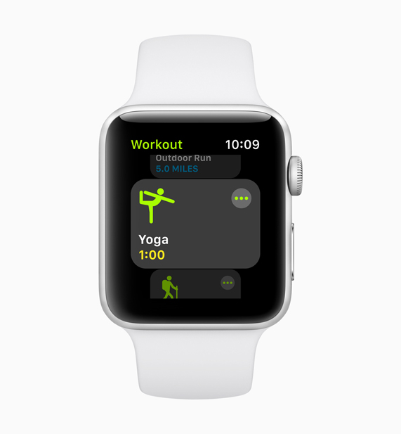 Beyaz Apple Watch’ta görüntülenen yeni Yoga antrenman ekranı 
