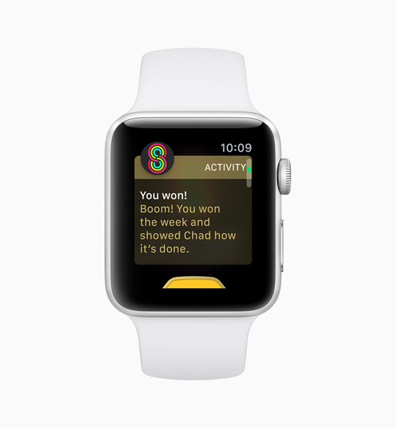 Aktivite yarışmasını kazanan kullanıcıyı gösteren beyaz Apple Watch