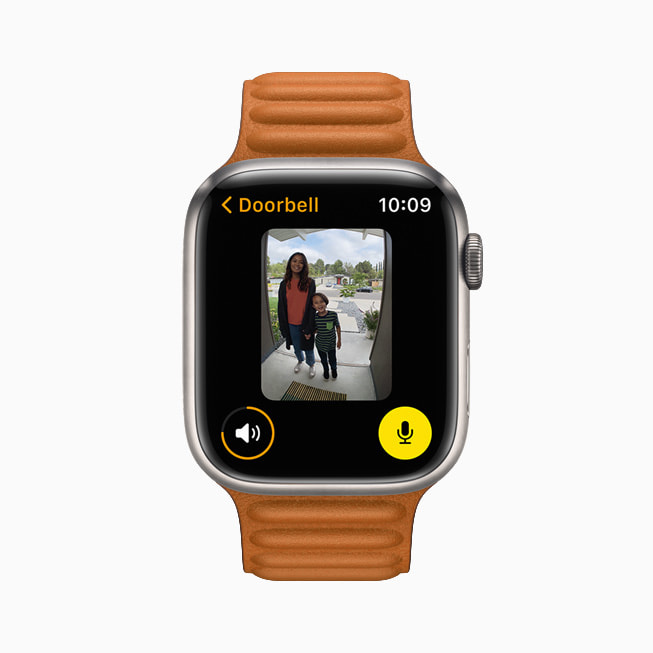 HomeKit이 적용된 사용자의 카메라 화면을 보여주는 Apple Watch Series 7의 홈 앱.