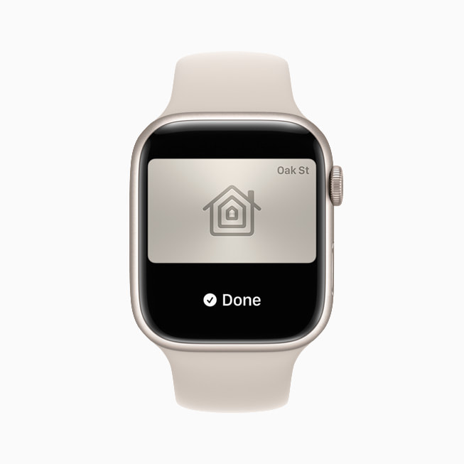 집 키를 보여주는 Apple Watch Series 7의 지갑 앱.