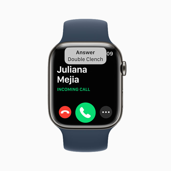 수신 연락을 보여주는 watchOS 8이 탑재된 Apple Watch Series 7.