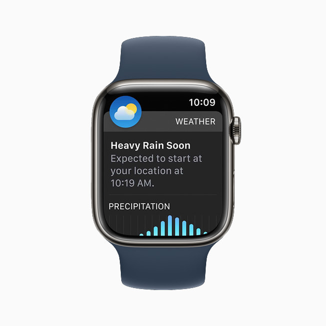 날씨 앱을 보여주는 watchOS 8이 탑재된 Apple Watch Series 7.