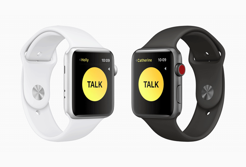 Yeni yazılım özelliklerini gösteren iki Apple Watch