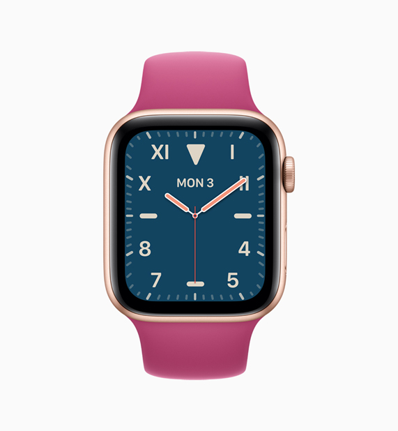 Pembe kayış ve mavi saat kadranlı Apple Watch.