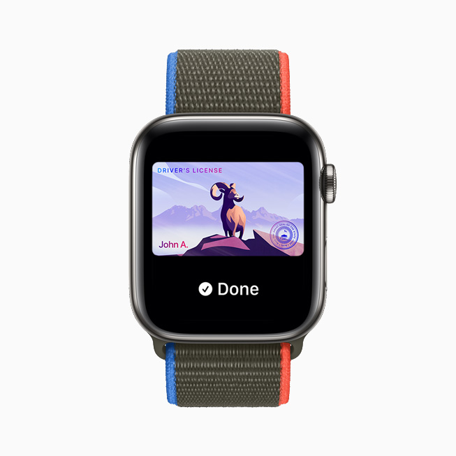 Apple Watch Series 6 ekranında, Wallet uygulamasında saklanan bir sürücü belgesi gösteriliyor.