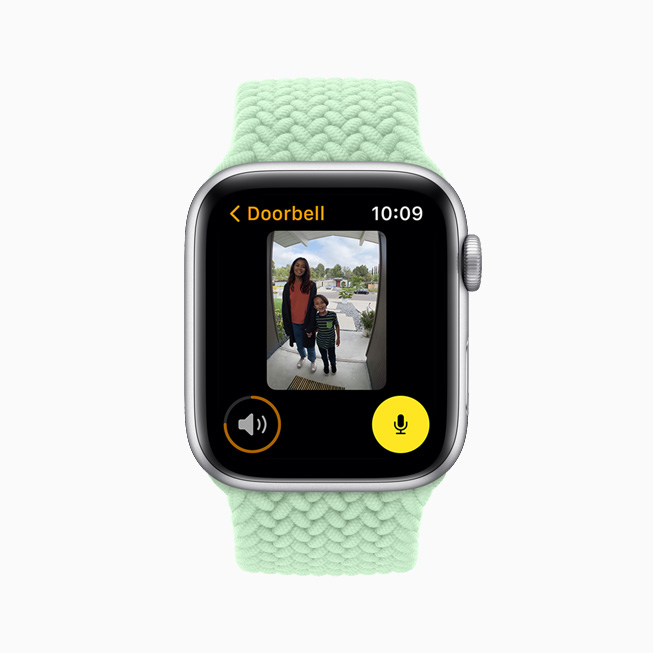 Apple Watch Series 6 ekranında HomeKit özellikli kamera kapıdaki ziyaretçiyi gösteriyor.