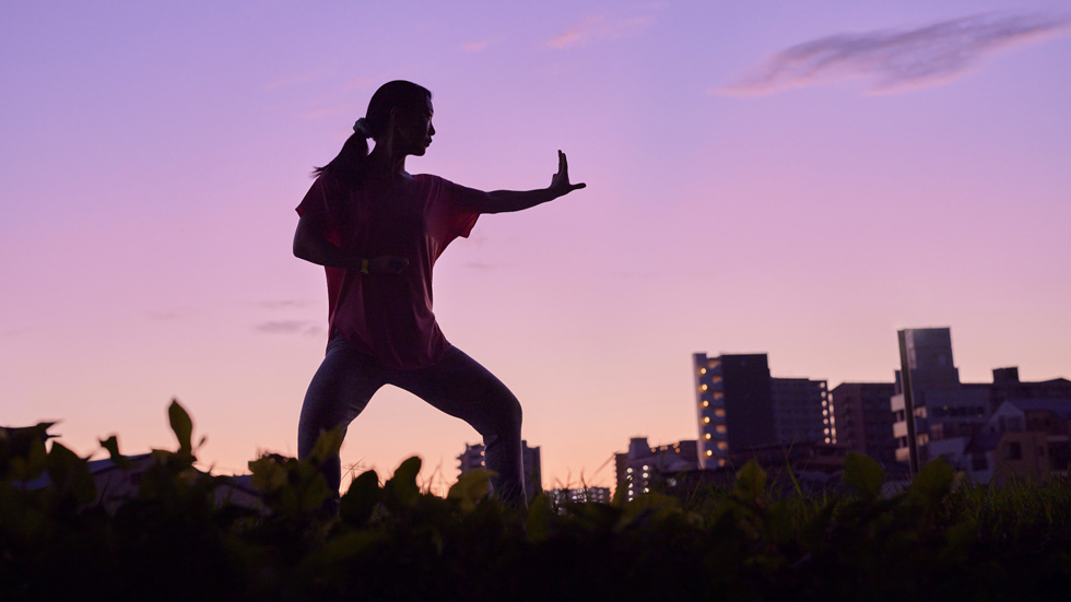 Bir Apple Watch kullanıcısı Tai Chi antrenmanı yapıyor.