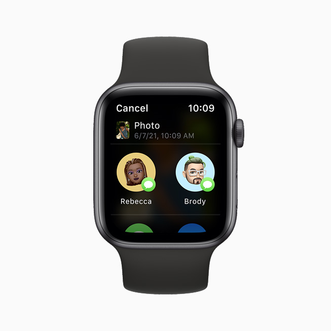 Apple Watch Series 6’da yeni Paylaşma Sayfası özelliği kullanılarak Mesajlar aracılığıyla bir fotoğraf paylaşılıyor.