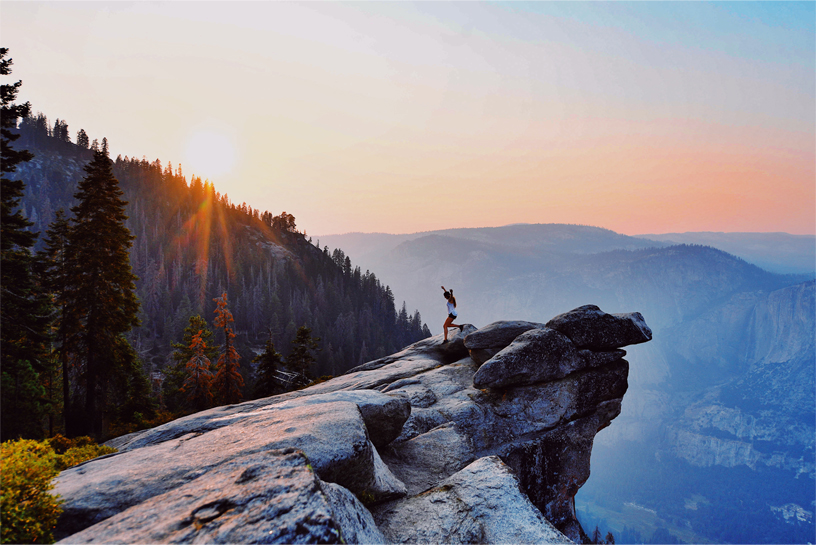 Yosemite Ulusal Parkı’nda bir yürüyüşçü.