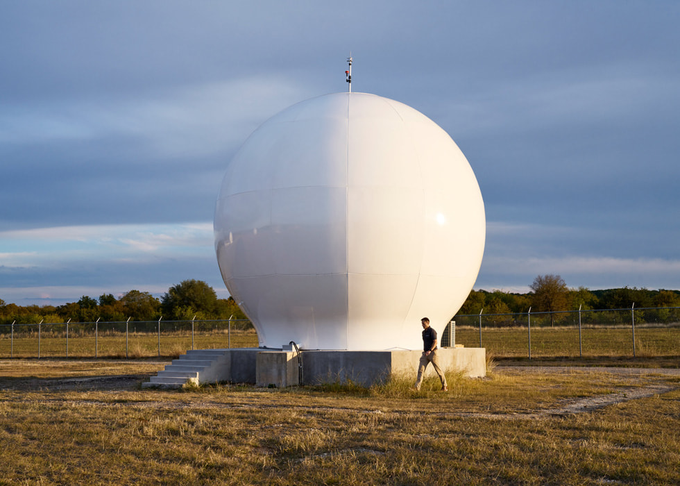 Une installation satellitaire en extérieur.