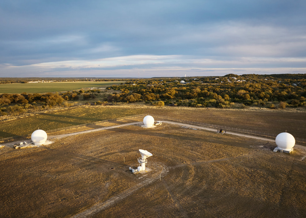 Une installation de communication satellitaire dans un champ.
