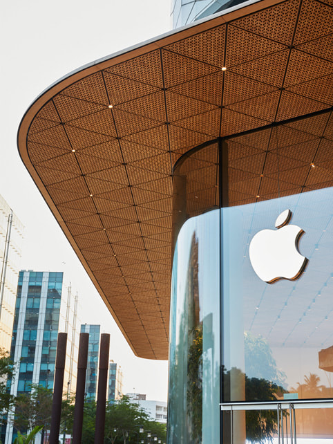 Et nærbilde av det utendørs overhenget på Apple BKC, dekorert med triangler i tre.
