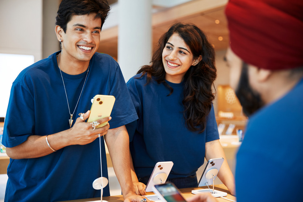 Apple BKC-ansatte står i henteområdet inne i butikken.