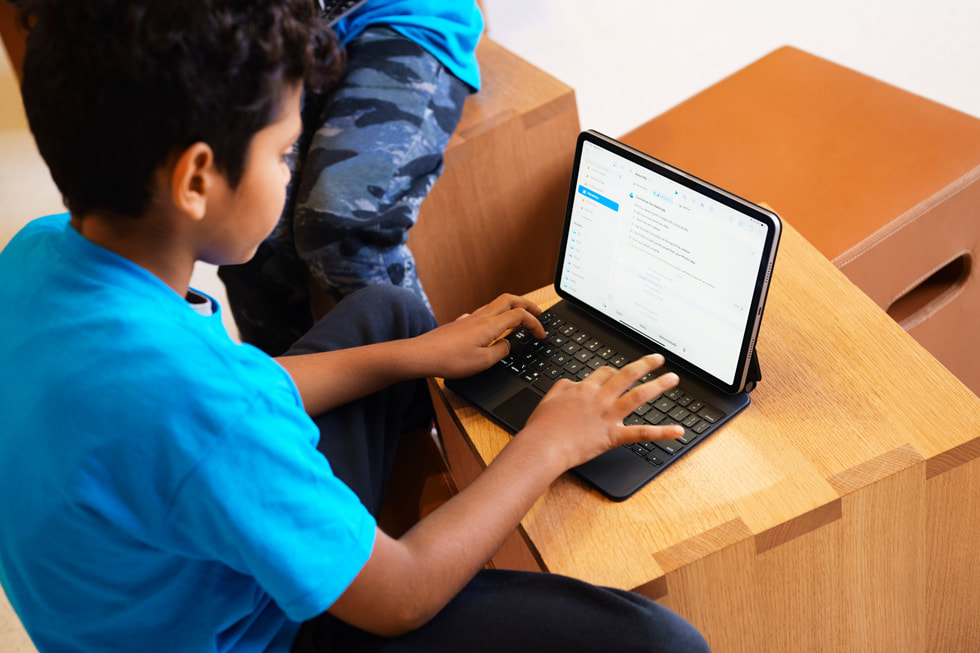 Mağazadaki bir Today at Apple etkinliğinde tablet kullanan bir öğrenci.