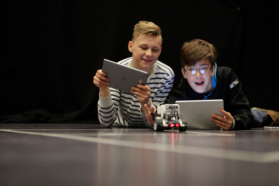 To unge, der styrer en robotbil vha. iPads. 