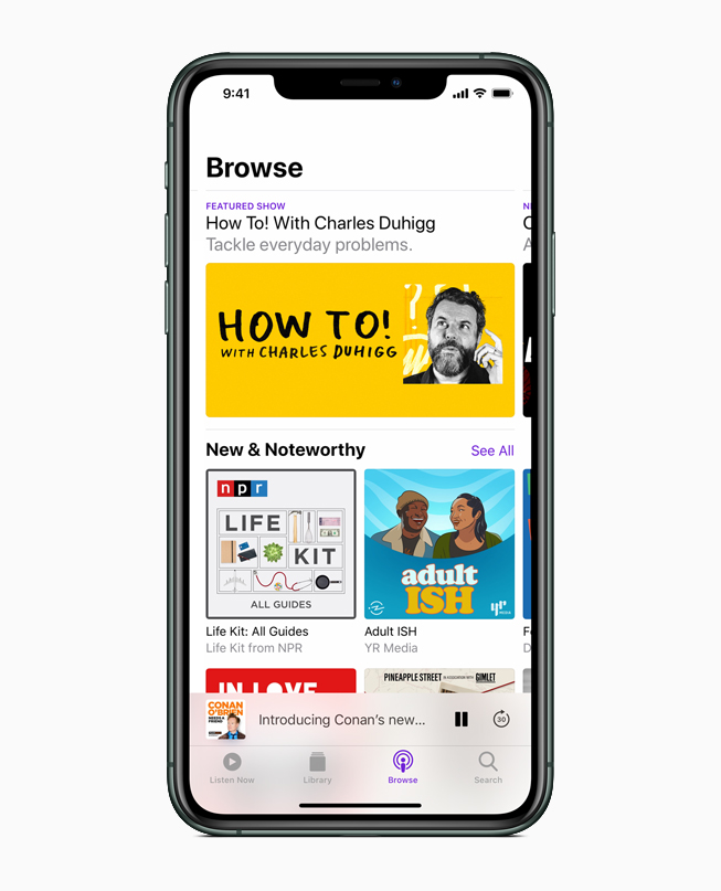 Apple Podcasts’ı gösteren bir iPhone.