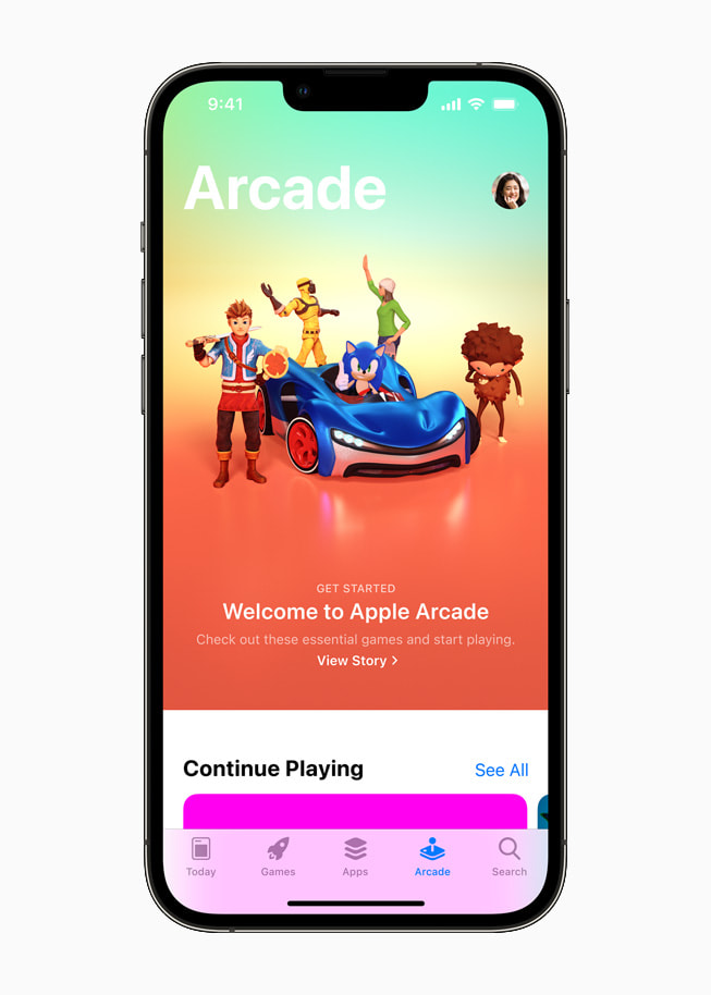 خدمة Apple Arcade معروضة على iPhone 13 Pro. 
