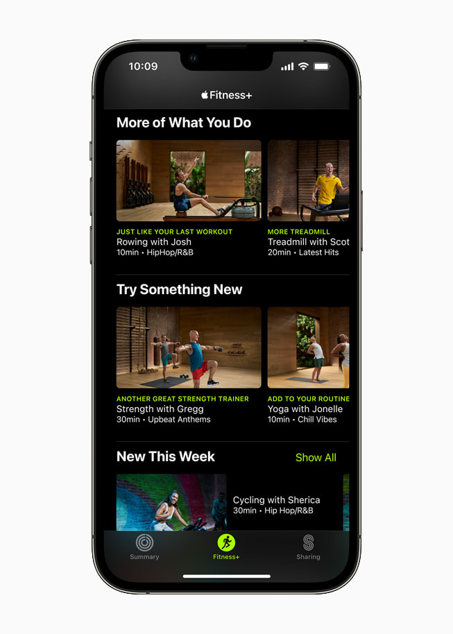 خدمة +Apple Fitness معروضة على iPhone 13 Pro.