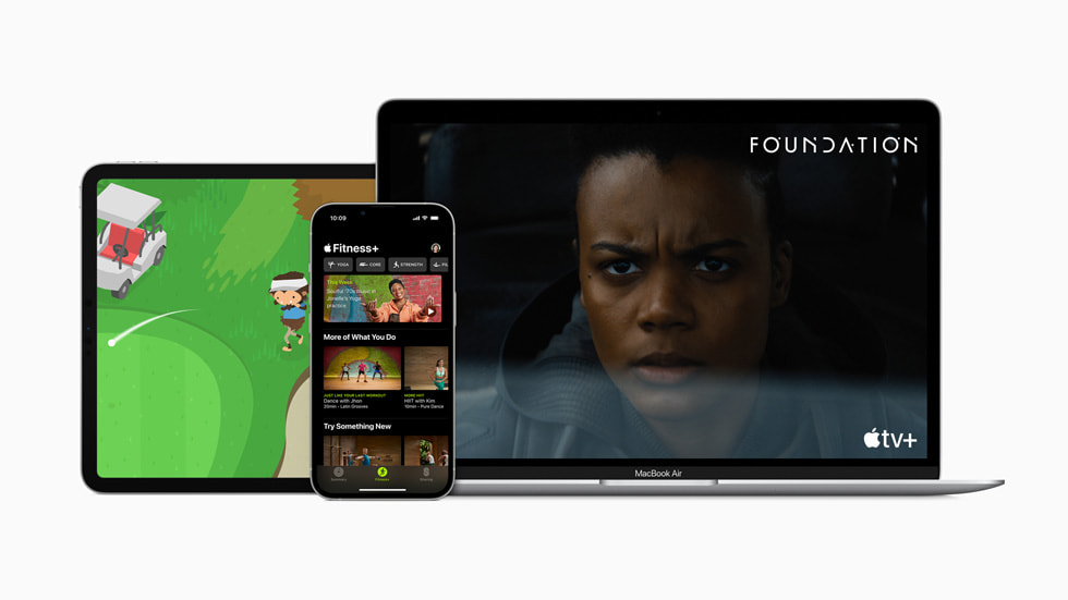 صورة لجهاز iPad Pro يعرض Apple Arcade، وiPhone 13 Pro يعرض +Fitness، وMacBook Air يعرض +Apple TV. 