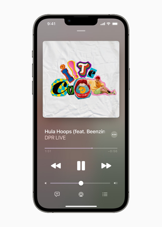 خدمة Apple Music معروضة على iPhone 13 Pro. 