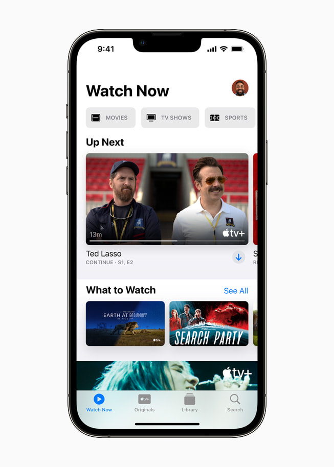 شاشة "شاهد الآن" في +Apple TV معروضة على iPhone 13 Pro. 