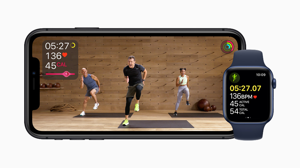 Apple Fitness+ egzersizlerini gösteren iPhone ekranı.