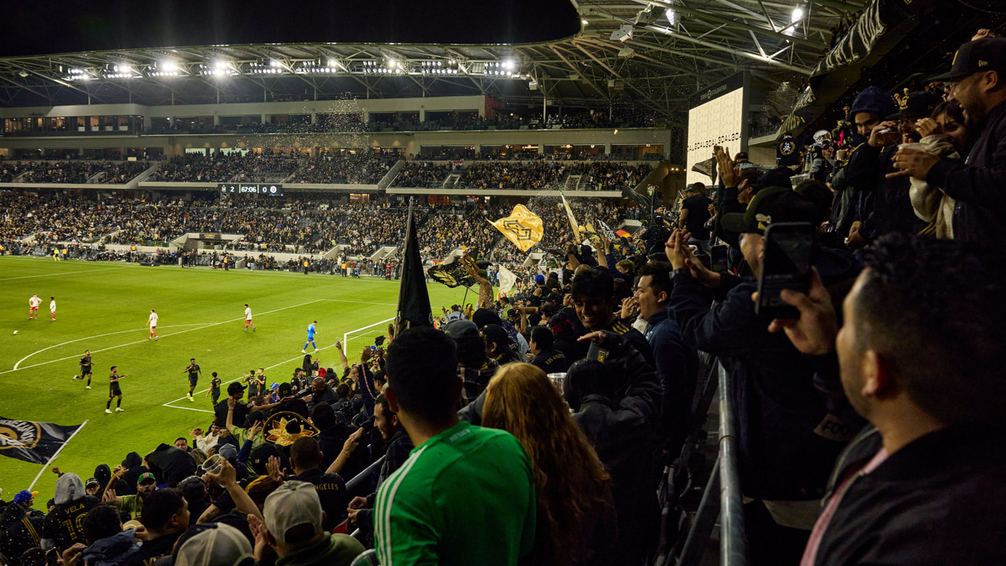 جماهير نادي LAFC ونادي نيو إنغلاند ريفولوشن يحيون النادين في استاد ملعب بنك كاليفورنيا في لوس أنجلوس. 