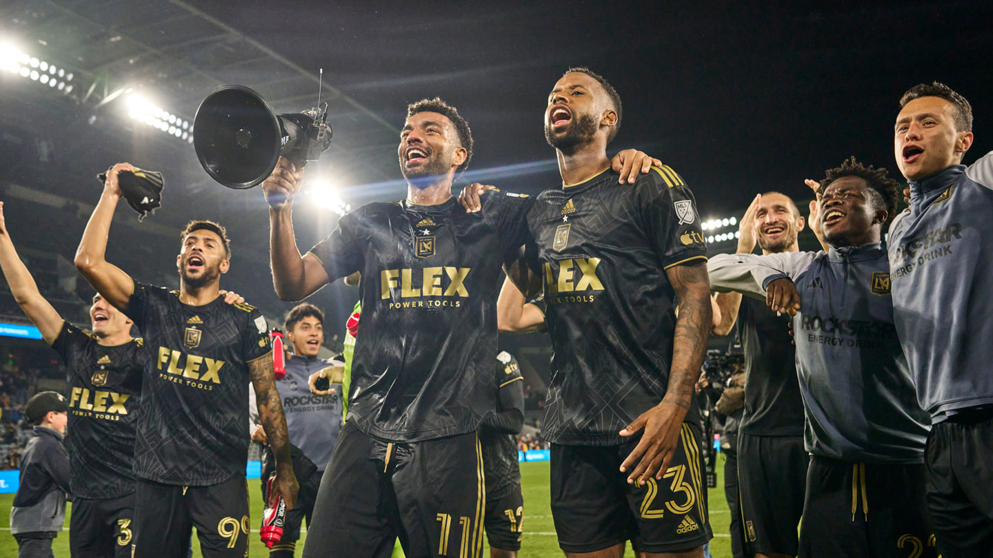 يحتفل لاعبي فريق LAFC في استاد ملعب بنك كاليفورنيا في لوس أنجلوس بعد النصر على فريق نيو إنغلاند ريفولوشن.