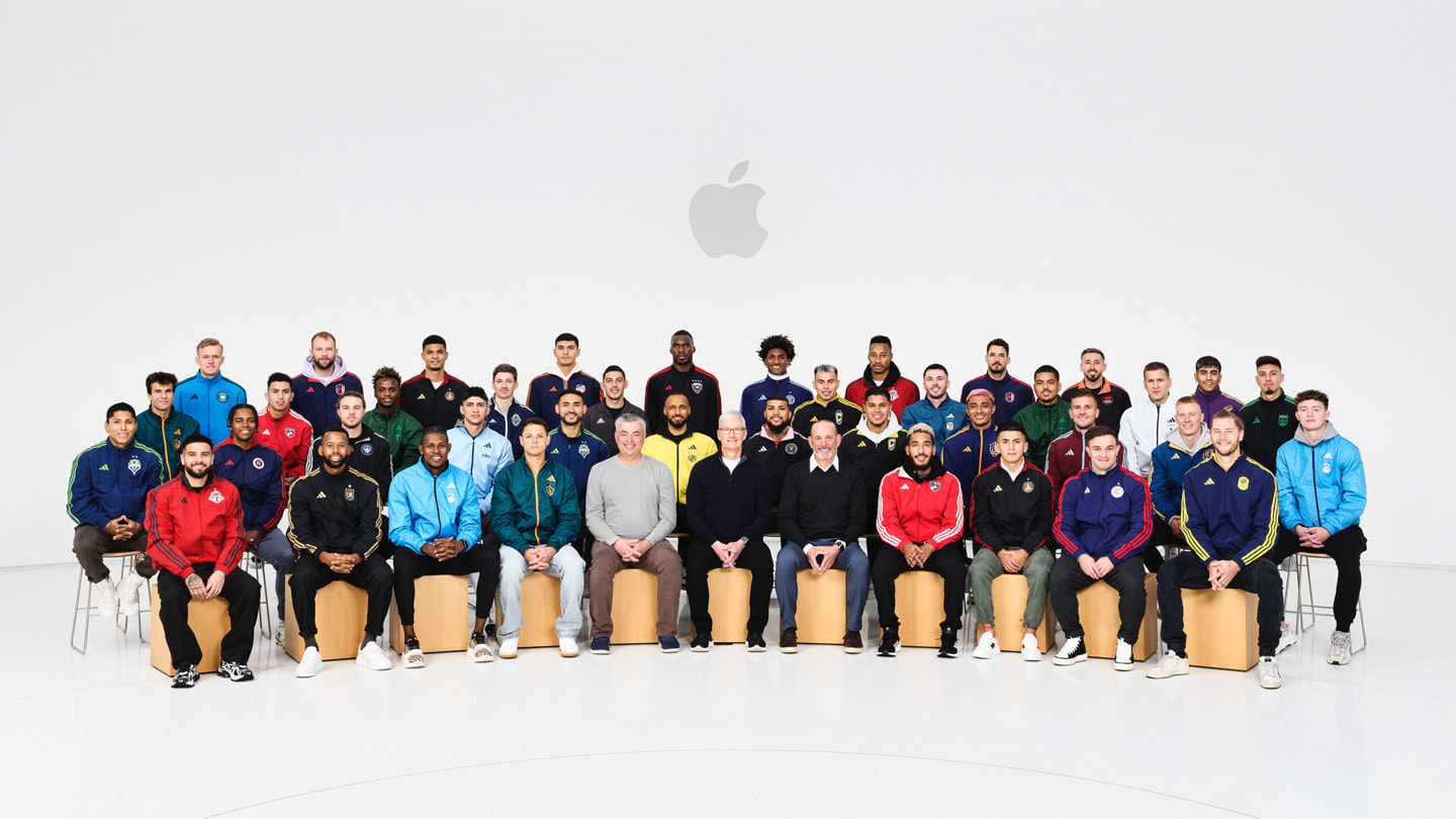 Photo de groupe des joueurs de la MLS avec Tim Cook, Eddy Cue et Don Garber au Steve Jobs Theater de l’Apple Park.