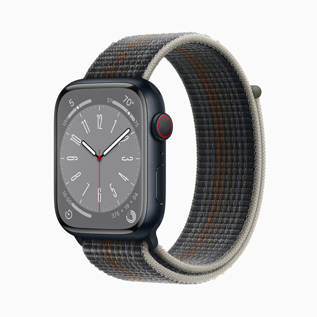 새로운 Apple Watch Series 8 알루미늄 케이스 미드나이트 모델.