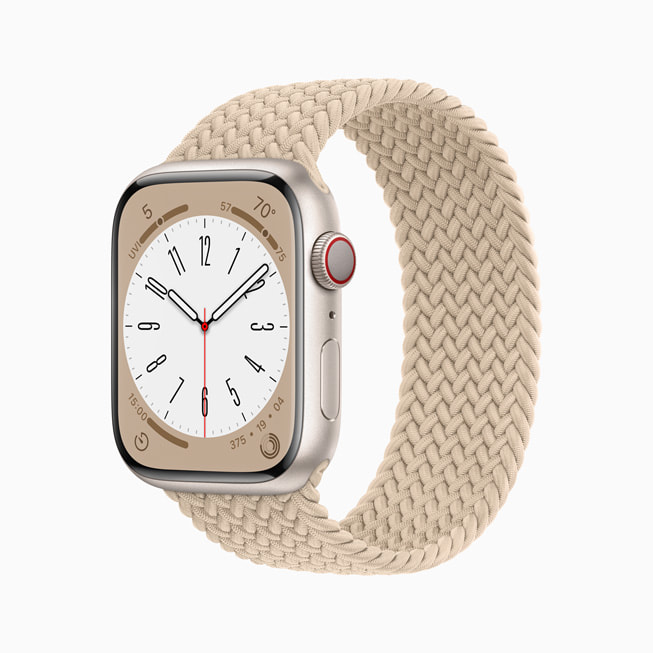 새로운 Apple Watch Series 8 알루미늄 케이스 스타라이트 모델.