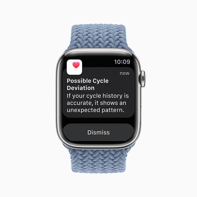 Une Apple Watch Series 8 en acier inoxydable argent affiche une notification de changement de cycle potentiel. 