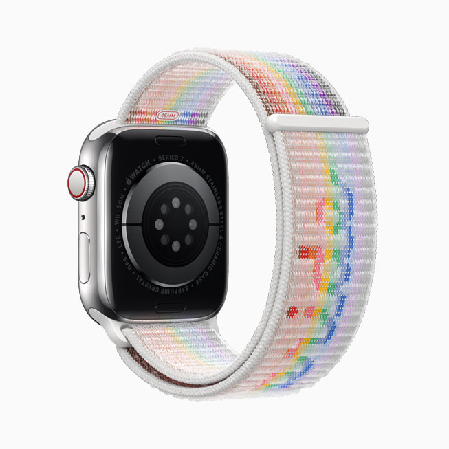 새로운 Apple Watch 프라이드 에디션 밴드의 앞뒤가 다른 두 개의 나일론 레이어로 이루어진 직물 루프.