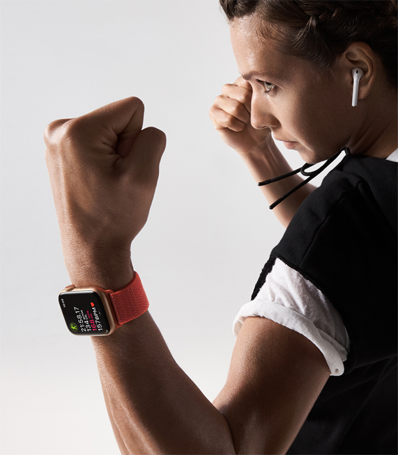 Dövüşe hazır durumda duran Apple Watch Series 4 takmış bir kadın.  