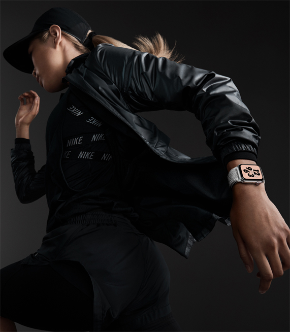 Yeni Apple Watch Nike+ takmış bir kadın. 