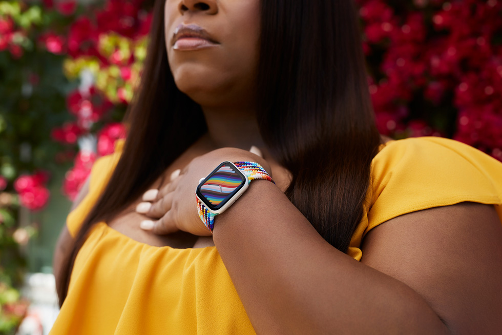 Apple Watchプライドエディションブレイデッドソロループと文字盤を身につけたLGBTQ+支持者Dominique Morganのクローズアップ。