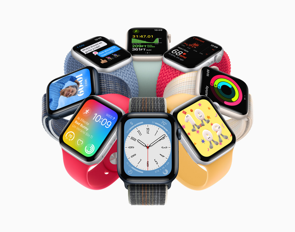 새로운 watchOS 9 기능을 보여주는 8대의 Apple Watch SE.
