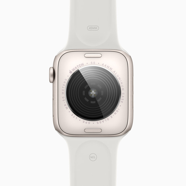 Apple Watch SE 스타라이트 모델의 색상 마감에 어울리게 새롭게 디자인한 후면 케이스.