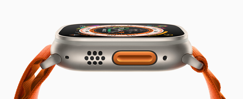 Apple Watch Ultra’nın uluslararası turuncu renkteki Eylem düğmesini ve turuncu kayışı gösteren yandan görünümü.