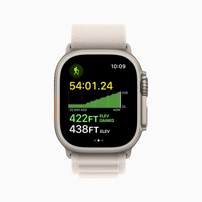 Yıldız ışığı rengi Alpine Loop kayışlı Apple Watch Ultra Antrenman uygulamasındaki Yükseklik bilgisini gösteriyor.