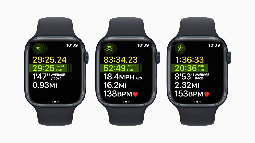 Üç adet Apple Watch Series 8 aygıtında Çoklu Spor antrenmanında yüzme, bisiklet ve koşu dahil farklı anlar gösteriliyor.