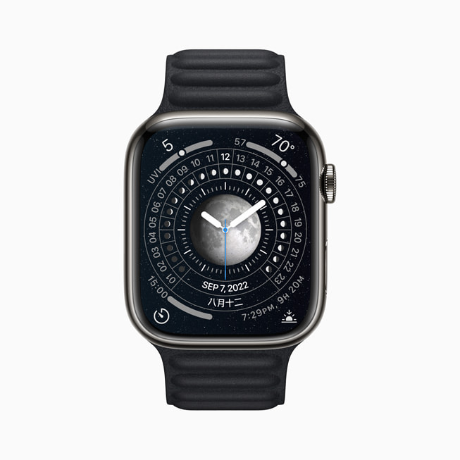 Apple Watch Series 8’de Ay kadranı gösteriliyor.