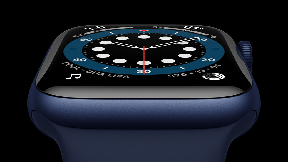 Apple Watch Series 6’nın mavi alüminyum kasasının yakından görünüşü.