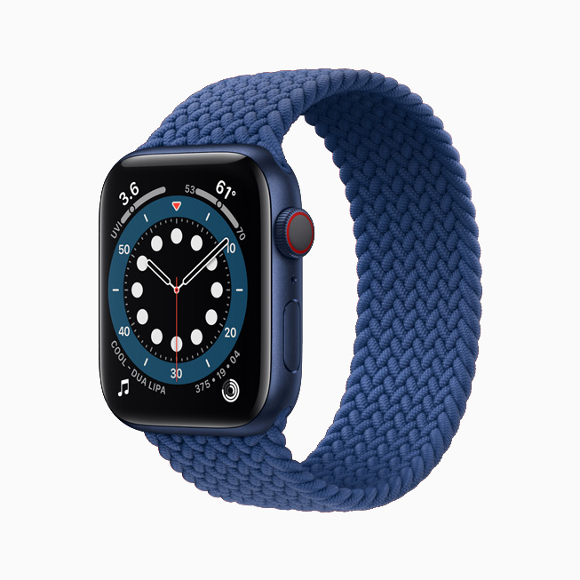 Mavi alüminyum kasa ve mavi Örgü Solo Loop’lu Apple Watch Series 6.