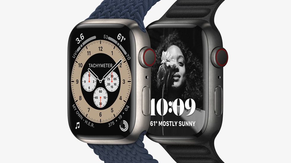 Titanyum Apple Watch Series 7 yeni Contour saat kadranıyla birlikte gösteriliyor.