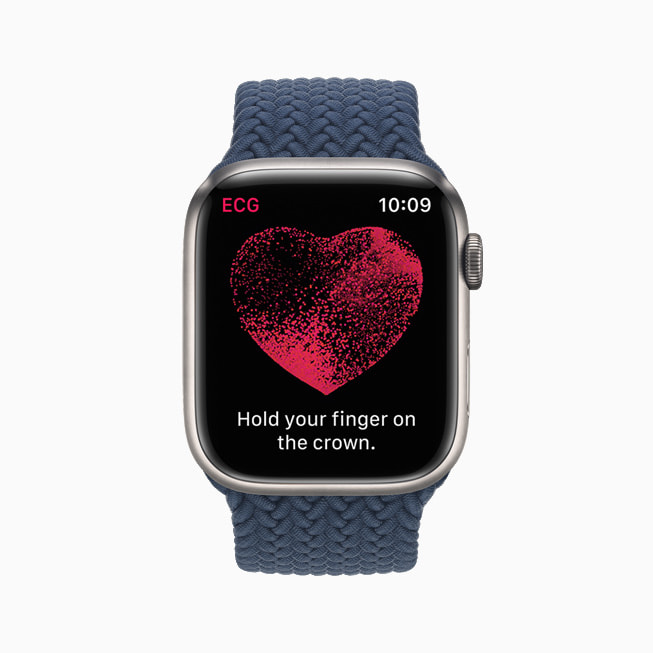 Apple Watch Series 7’deki elektriksel kalp sensörü gösteriliyor.